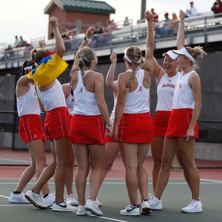 Team Huddle, cheering